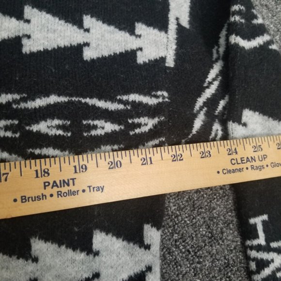 EXPRESS Black White Long Sleeve Aztec Patterned Sweater - Picture 6 of 7